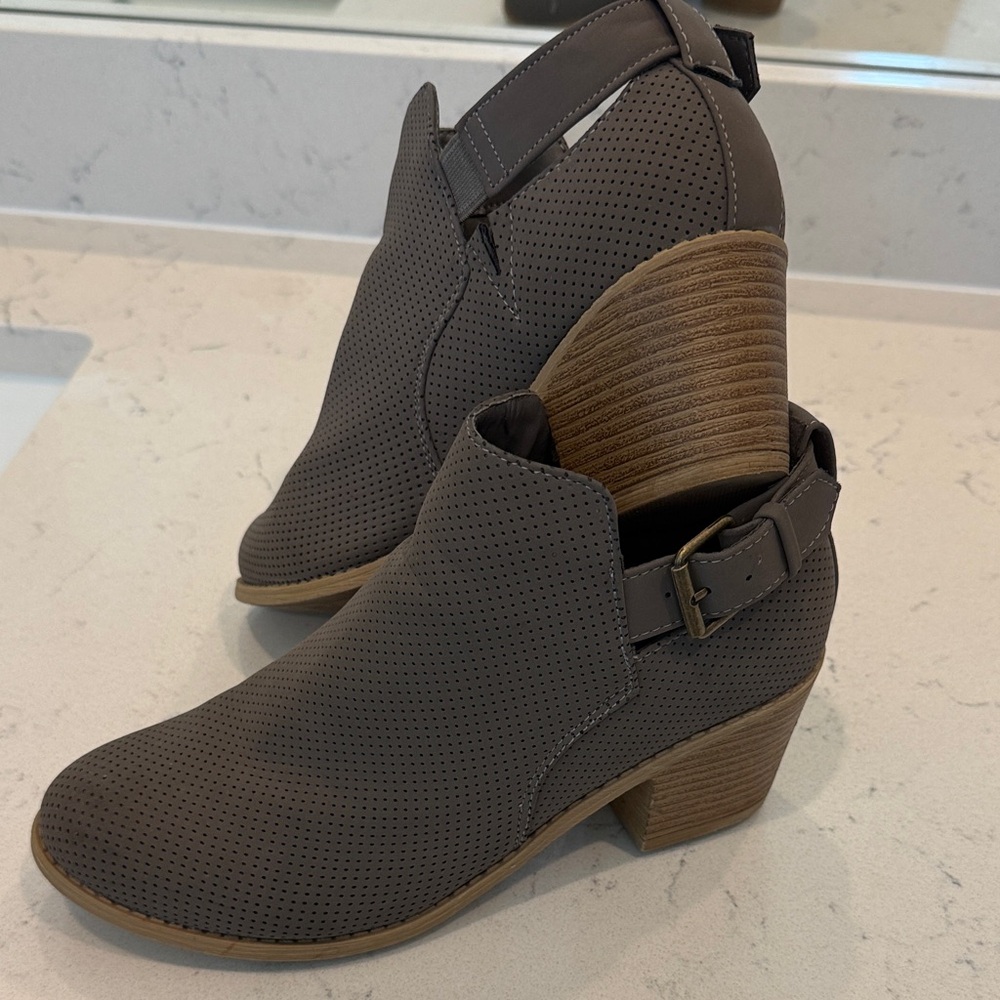TG gray ankle boots with buckle, size 8